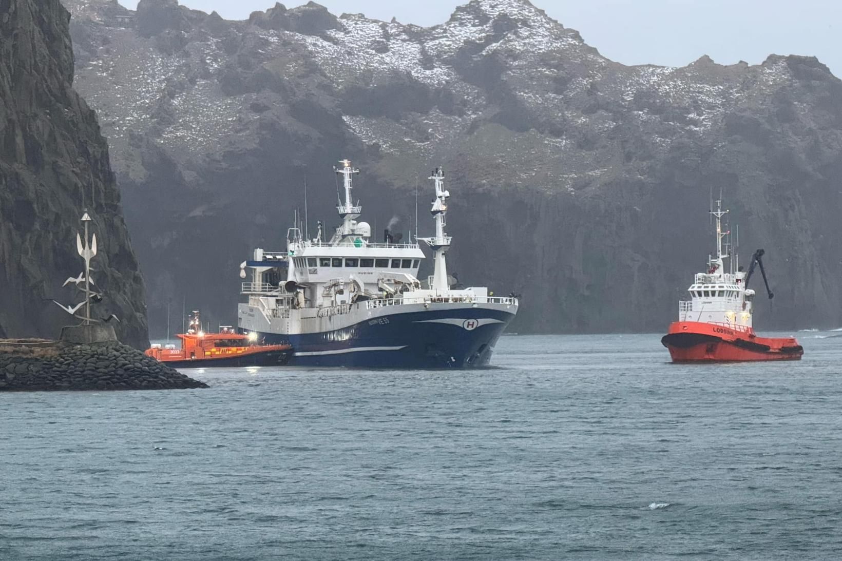 Skipið tók niðri í innsiglingunni við Hörgárgarð.