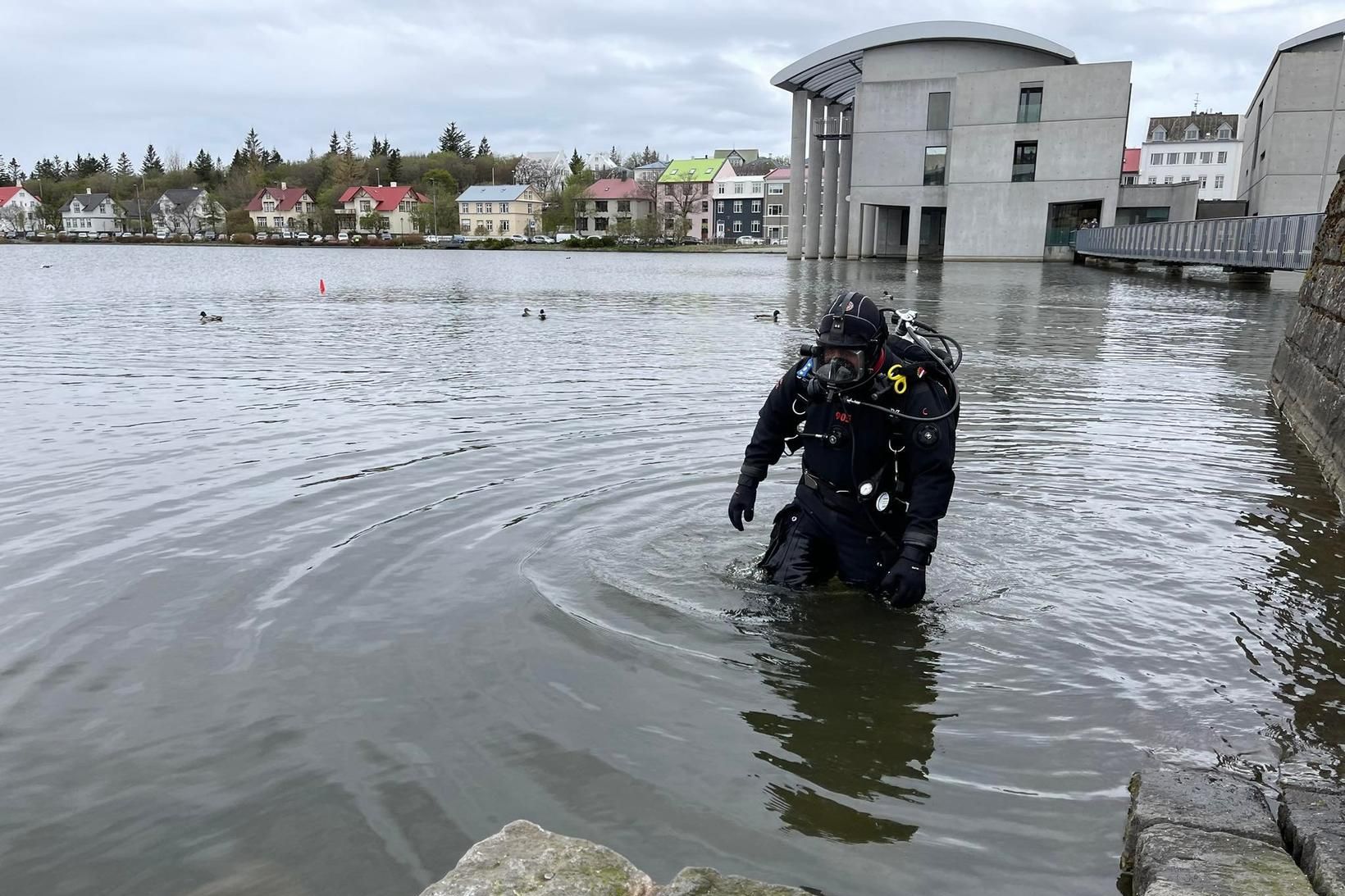 Kafari björgunarsveitarinnar Suðurnes við leitir í Reykjavíkurtjörn.