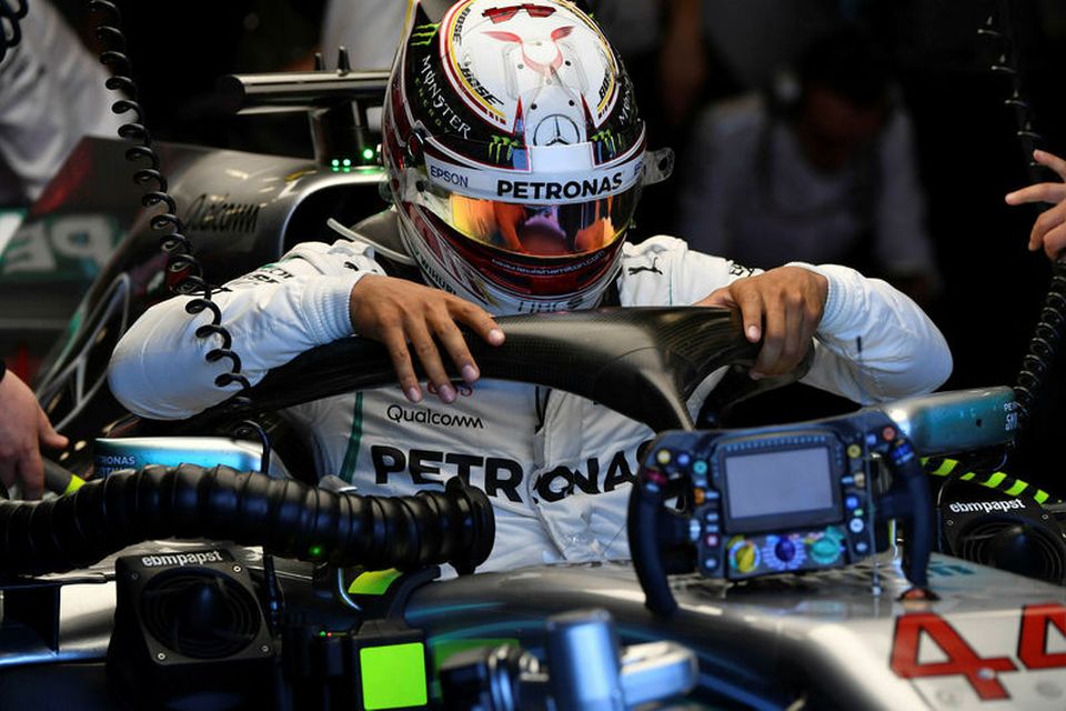 Lewis Hamilton smokrar sér niður í stjórnklefa Mercedesbílsins við upphaf æfingarinnar í Melbourne.