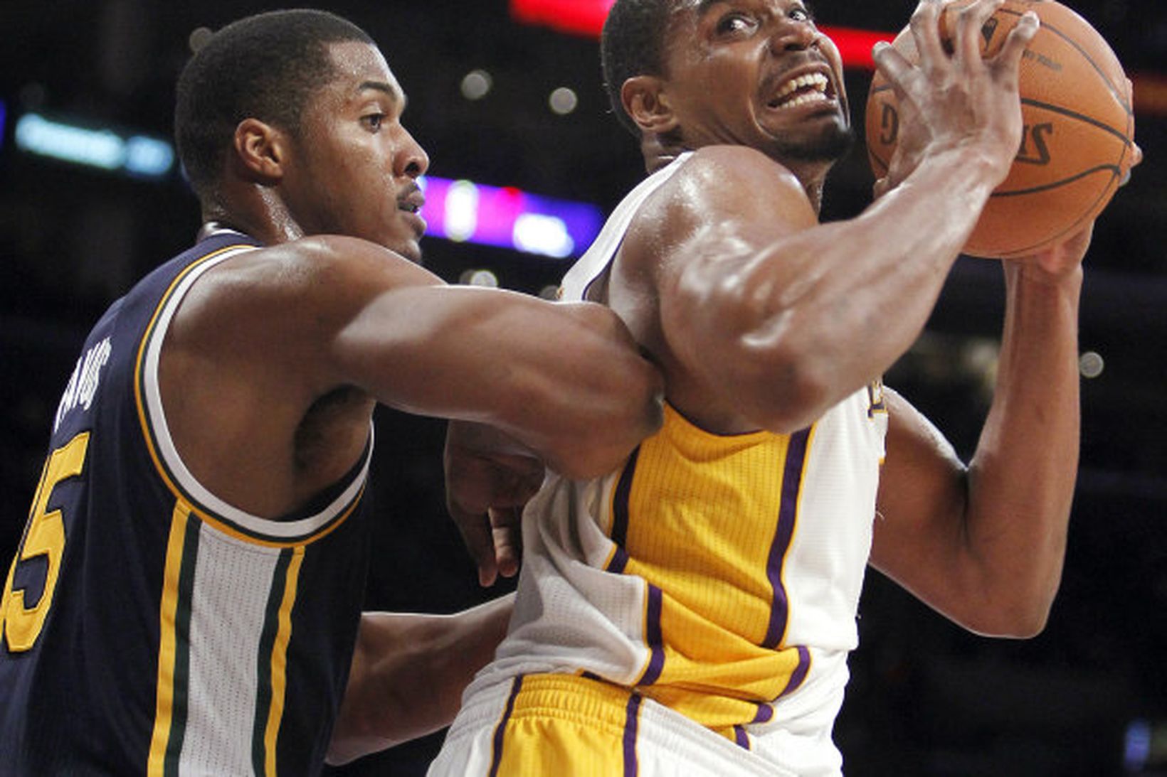 Derrick Favors hjá Utah reynir að stöðva Andrew Bynum, miðherja …