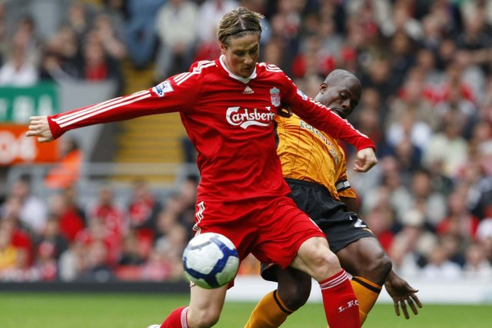 Fernando Torres í baráttu við George Boateng á Anfield í …