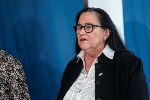 Inga Sæland er snillingur í að grafa holur.