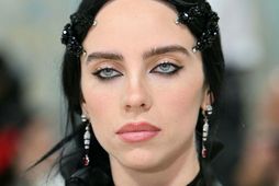 Hér má sjá hina raunverulegu Billie Eilish á Met Gala 2023, þegar hún mætti þangað …