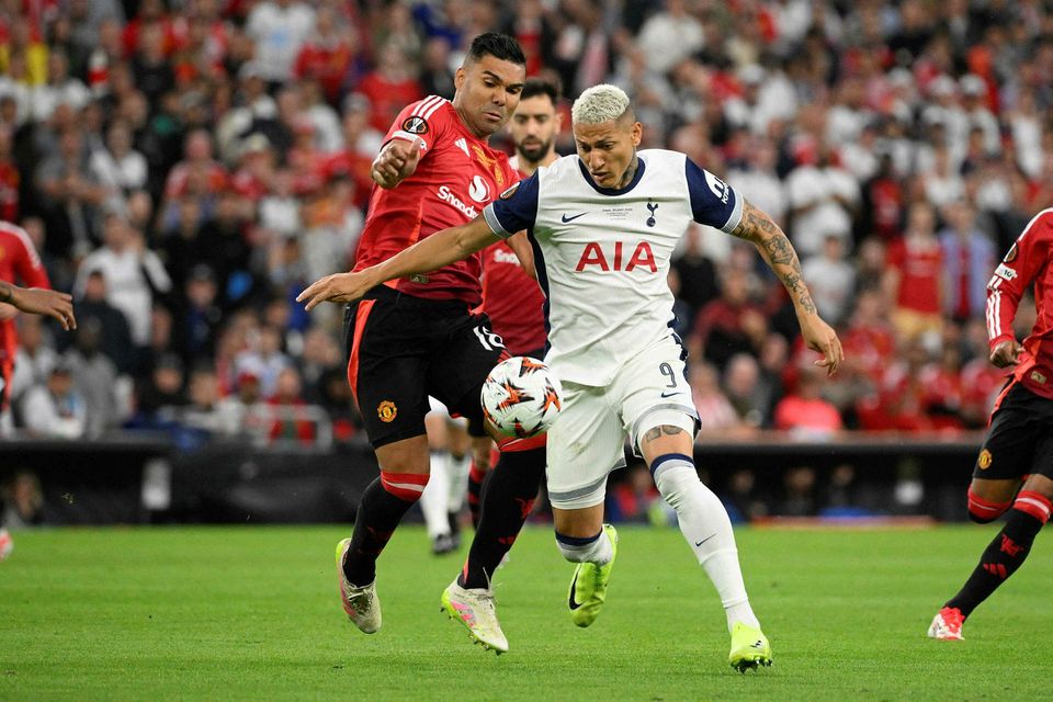 Casemiro og Richarlison eigast við í Bilbao í kvöld.