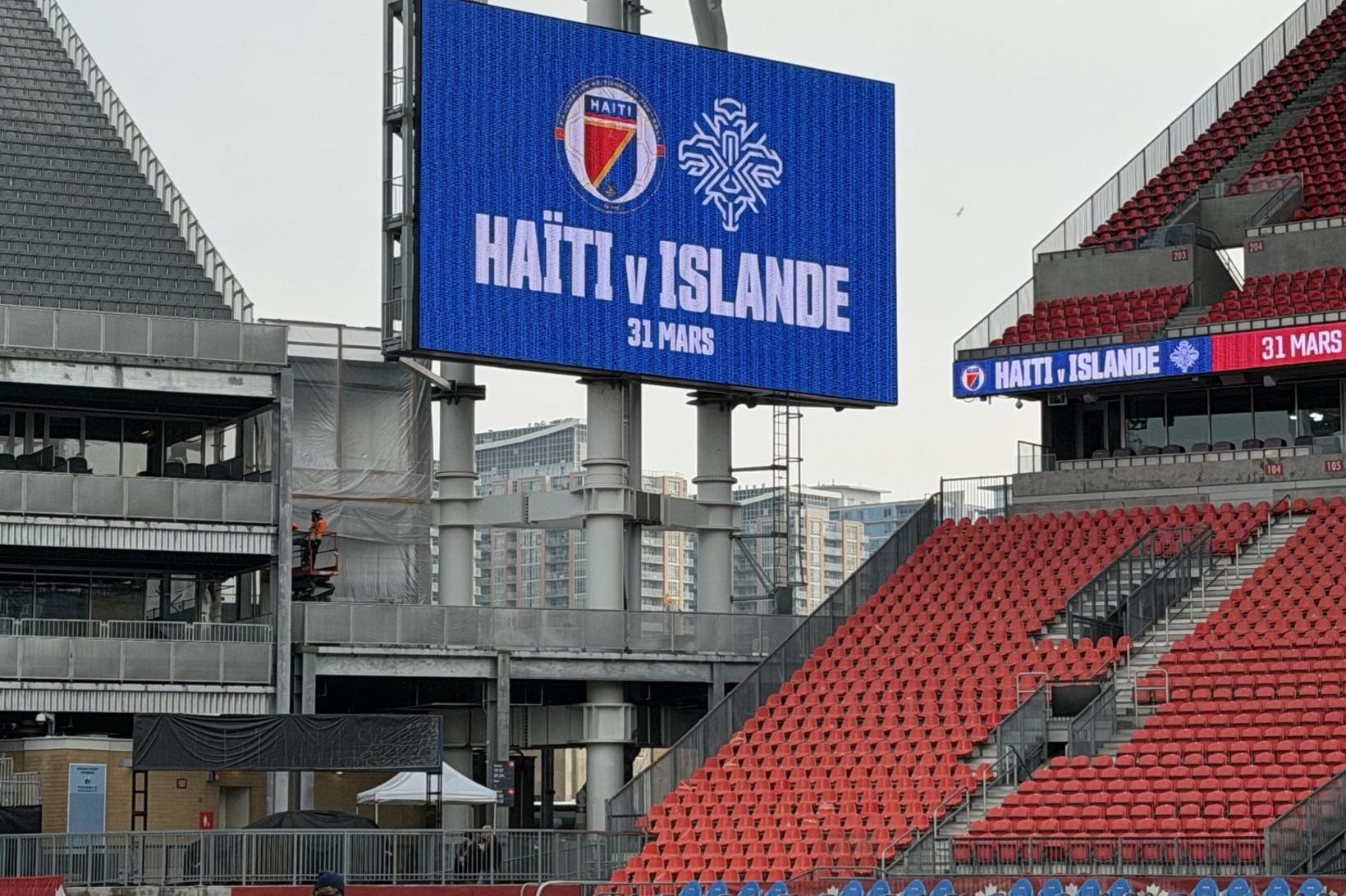 Eldingaviðvaranir og leiknum mögulega aflýst