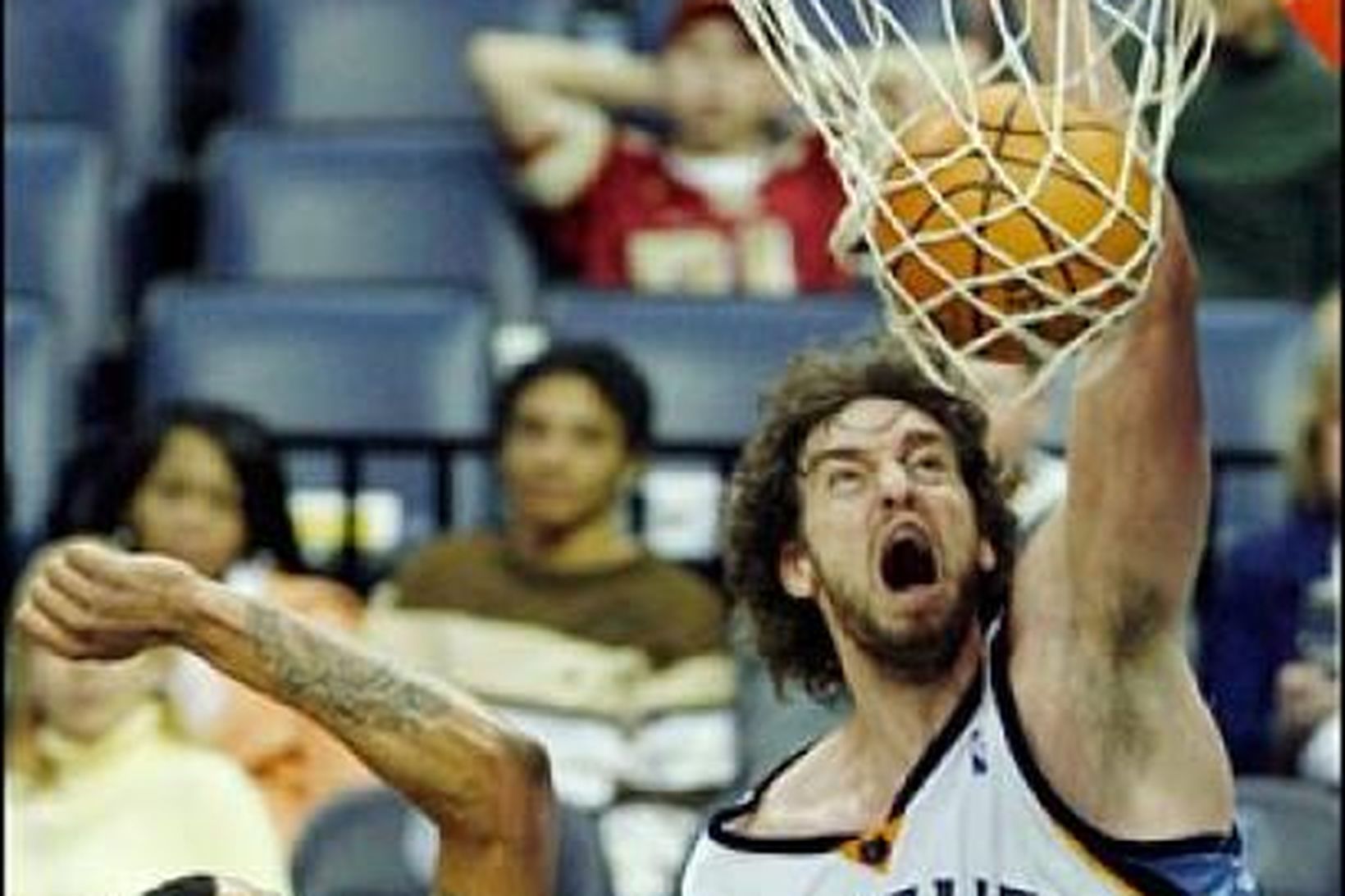 Paul Gasol treður boltanum með tilþrifum í körfuna.