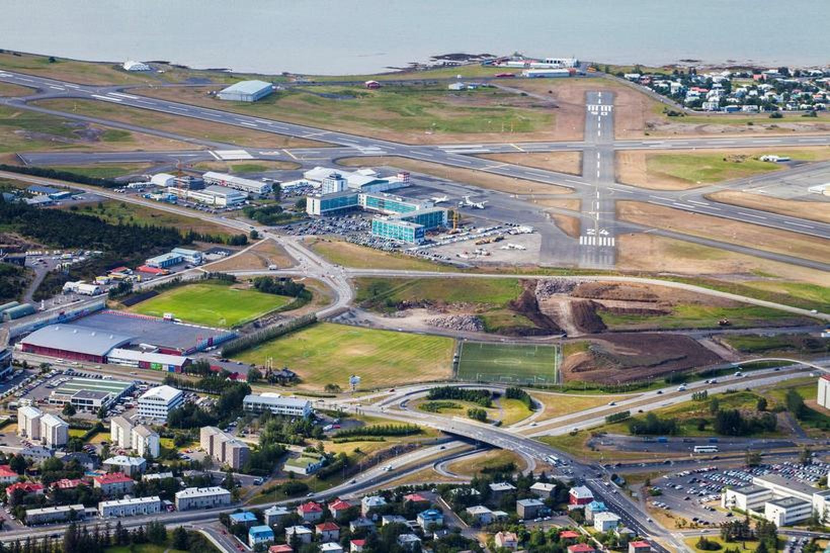Hlíðarendasvæðið, Reykjavíkurflugvöllur í baksýn.