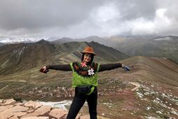 Hér stendur Hélène á Palccoyo-fjalli í Perú. Hún er klædd í „Hestapeysu“, eigin hönnun og …