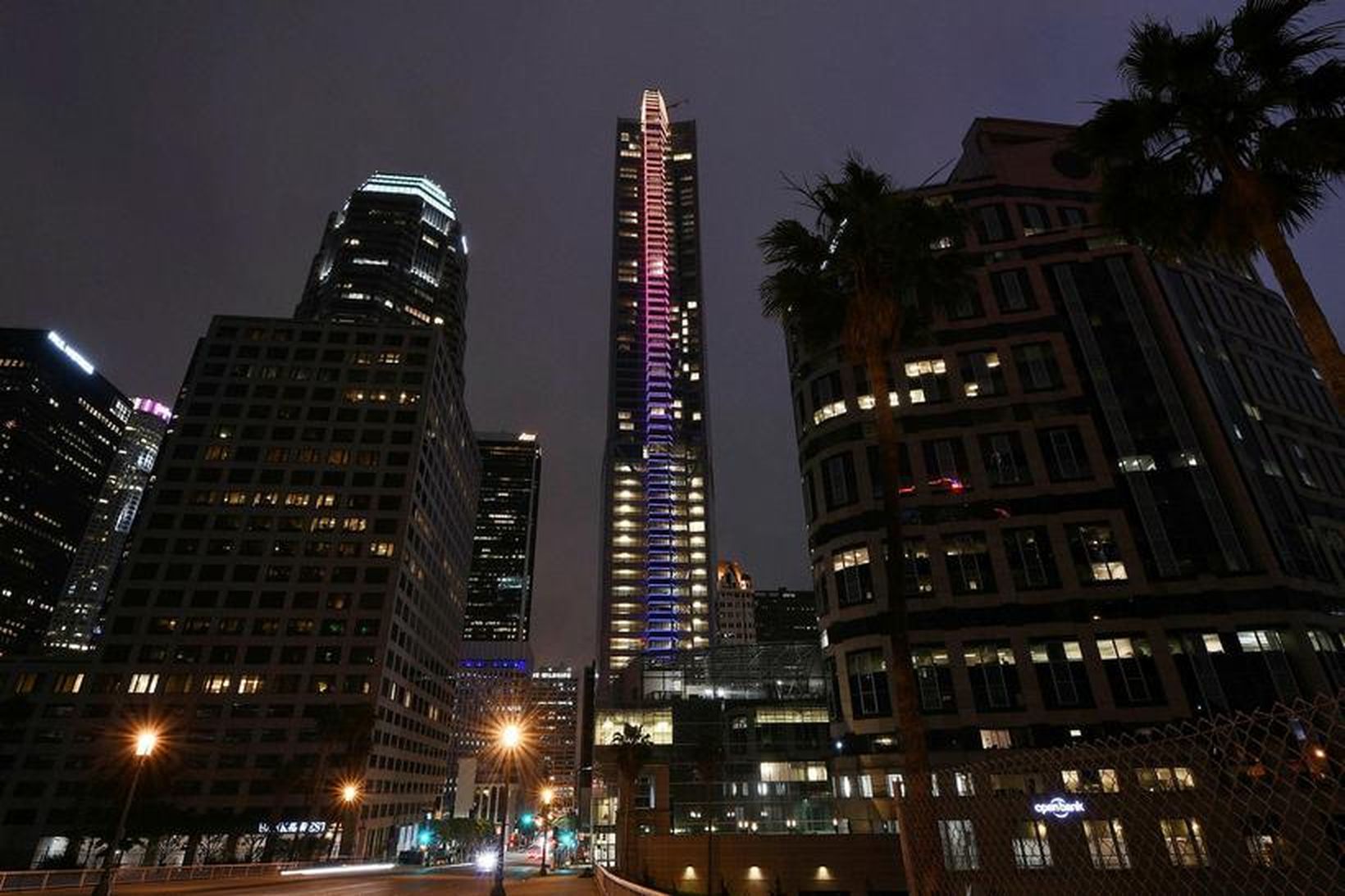 Wilshire Grand Tower er hæsta bygging Los Angeles.