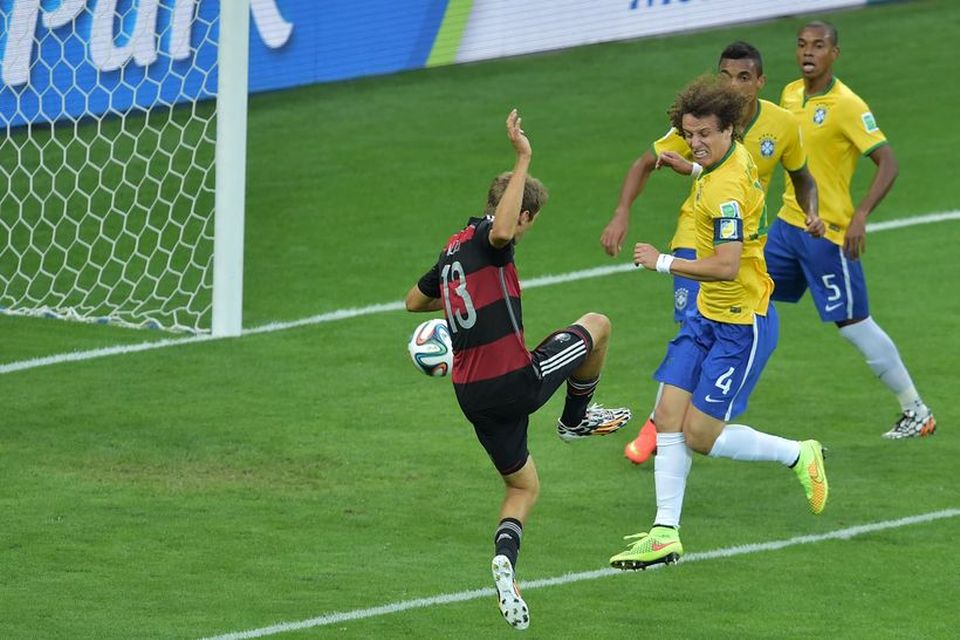 Thomas Mueller skorar í leiknum gegn Brasilíu.