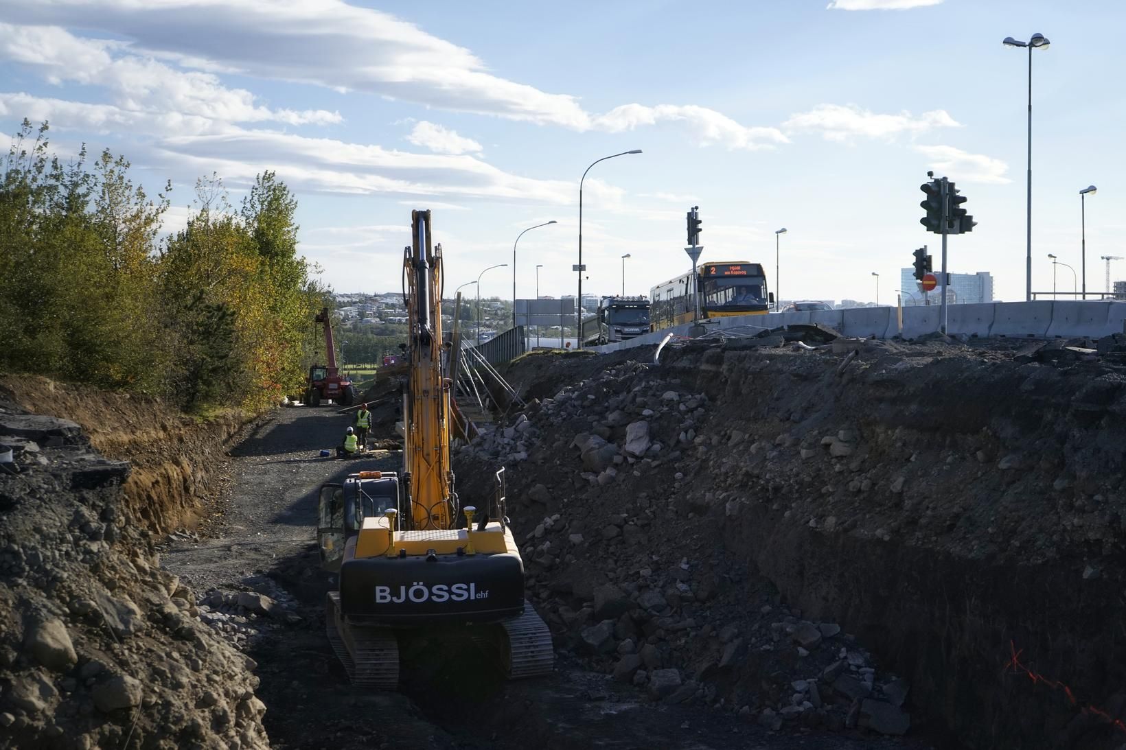 Framkvæmdir við ný undirgöngu undir Arnarnesveg eru í fullum gangi.