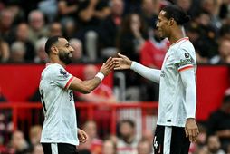 Mohamed Salah og Virgil van Dijk fagna marki þess fyrrnefnda ó Old Trafford fyrr á …