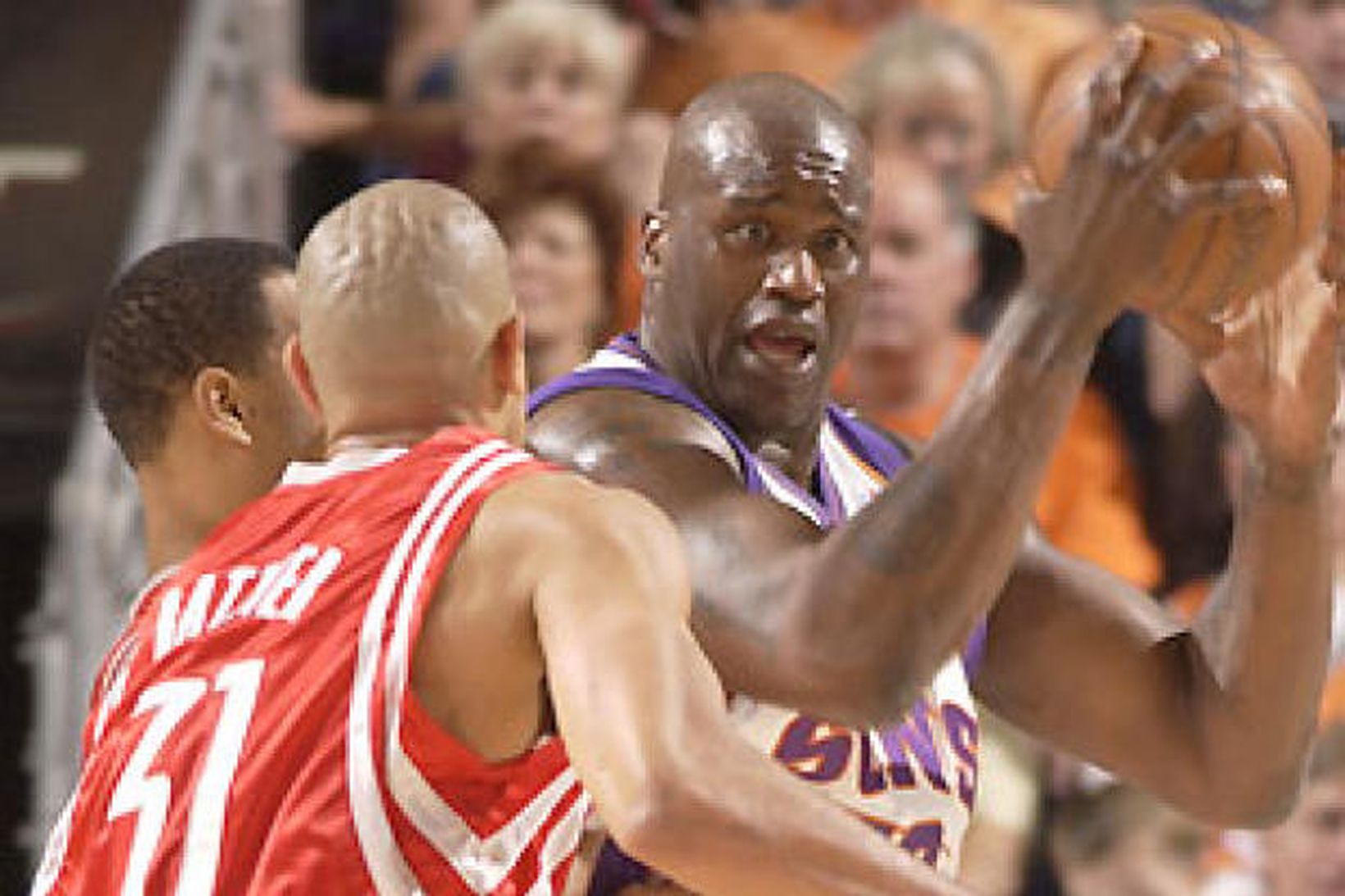 Shaquille O'Neal sækir að körfu Houston í leiknum í nótt.