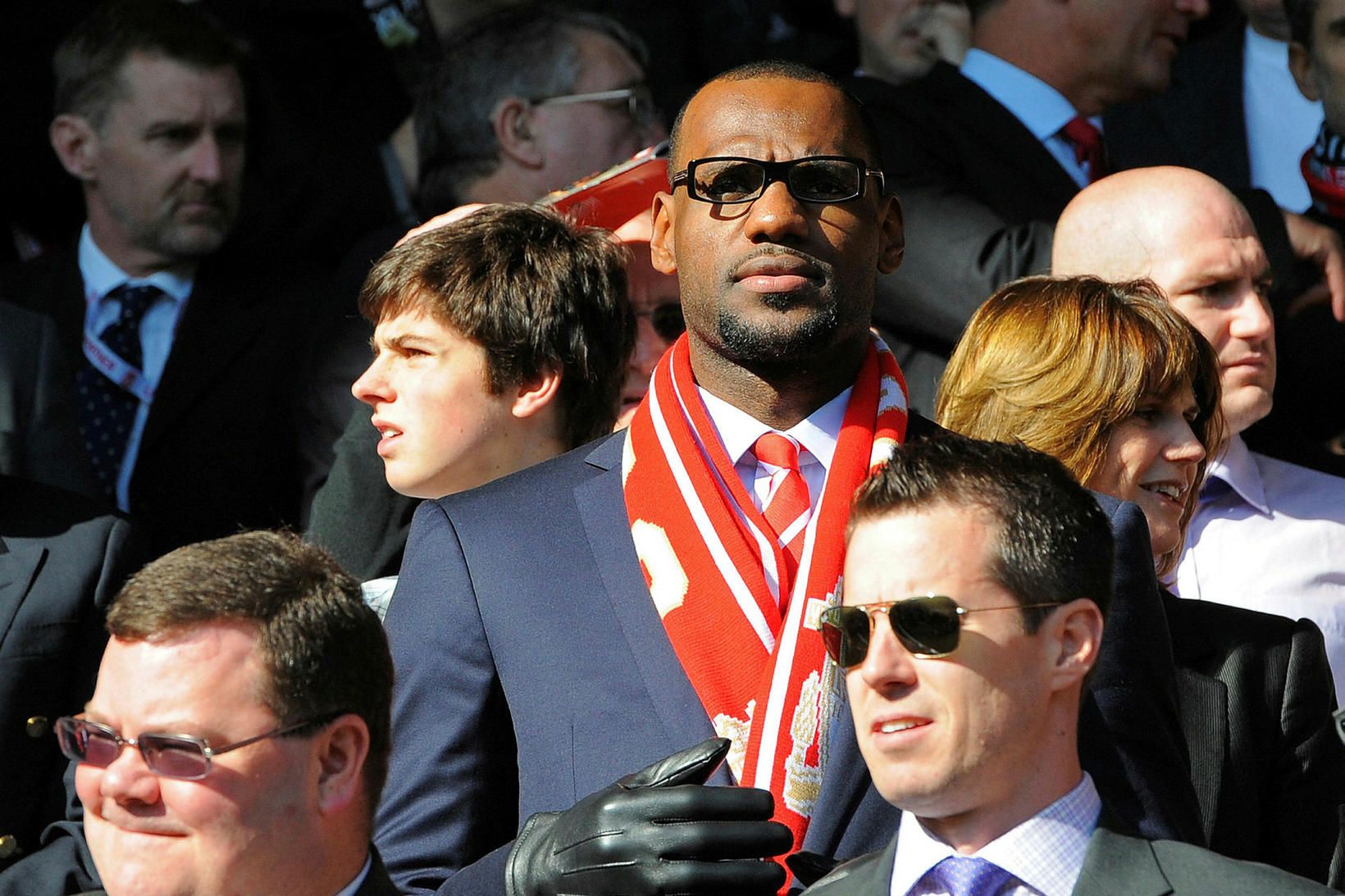 LeBron James, fyrir miðju, á heimaleik Liverpool á Anfield. Hann …