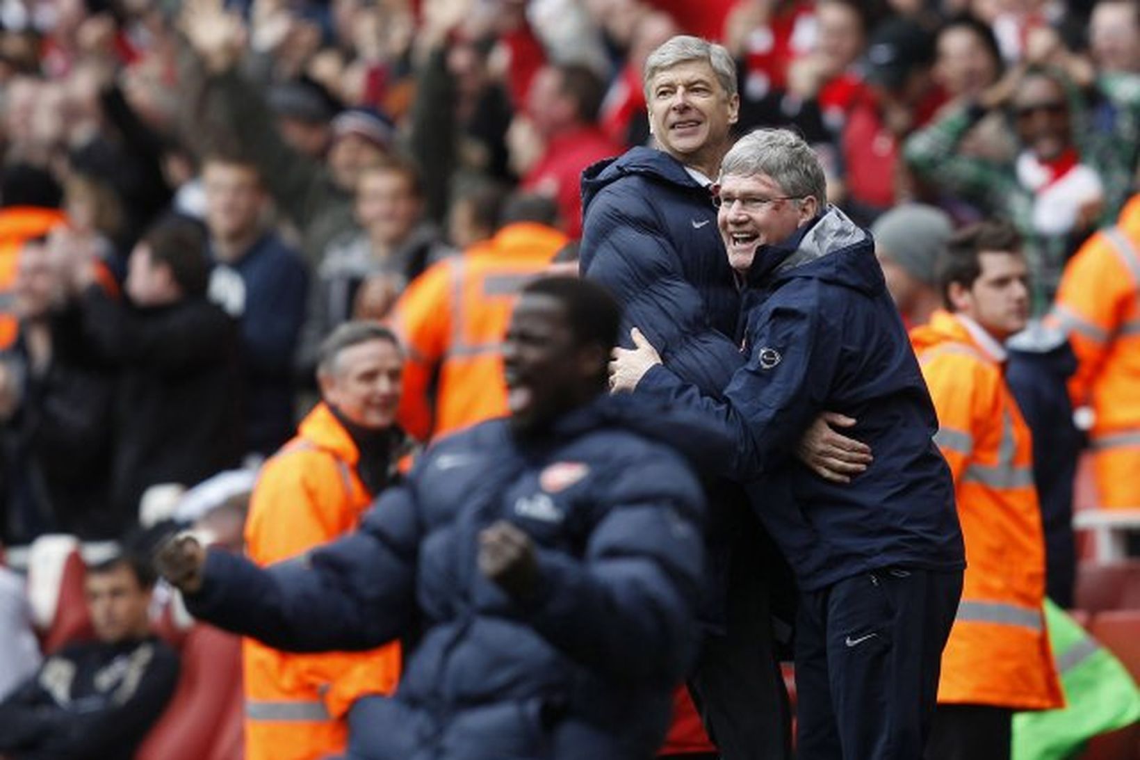 Arsene Wenger og aðstoðarmaður hans, Pat Rice, fallast í faðma …