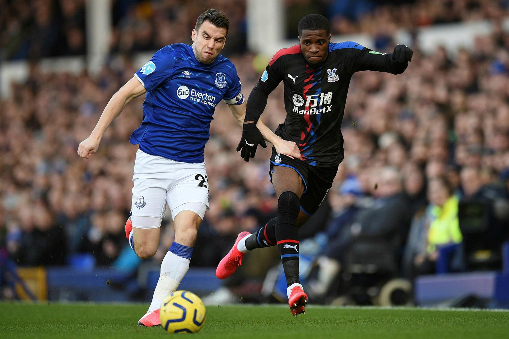 Seamus Coleman og Wilfried Zaha á Goodison Park í dag.