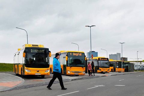 Íbúar eru ósáttir við að strætóstöð hafi verið komið þar fyrir.