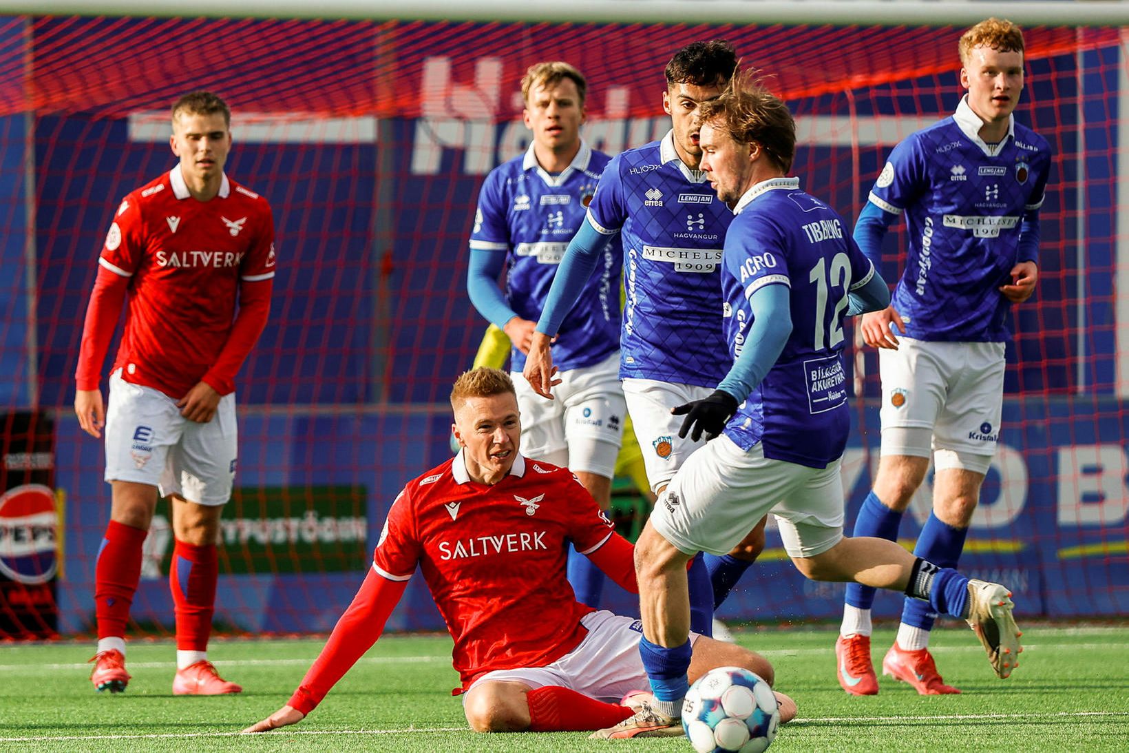Patrick Pedersen og Simon Tibbling í leiknum í gærkvöldi.