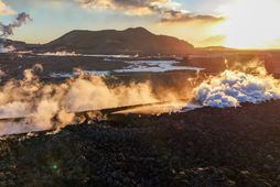 Eldgosið við Sundhnúkagíga sem hófst síðastliðið miðvikudagskvöld er nú heldur í rénun.