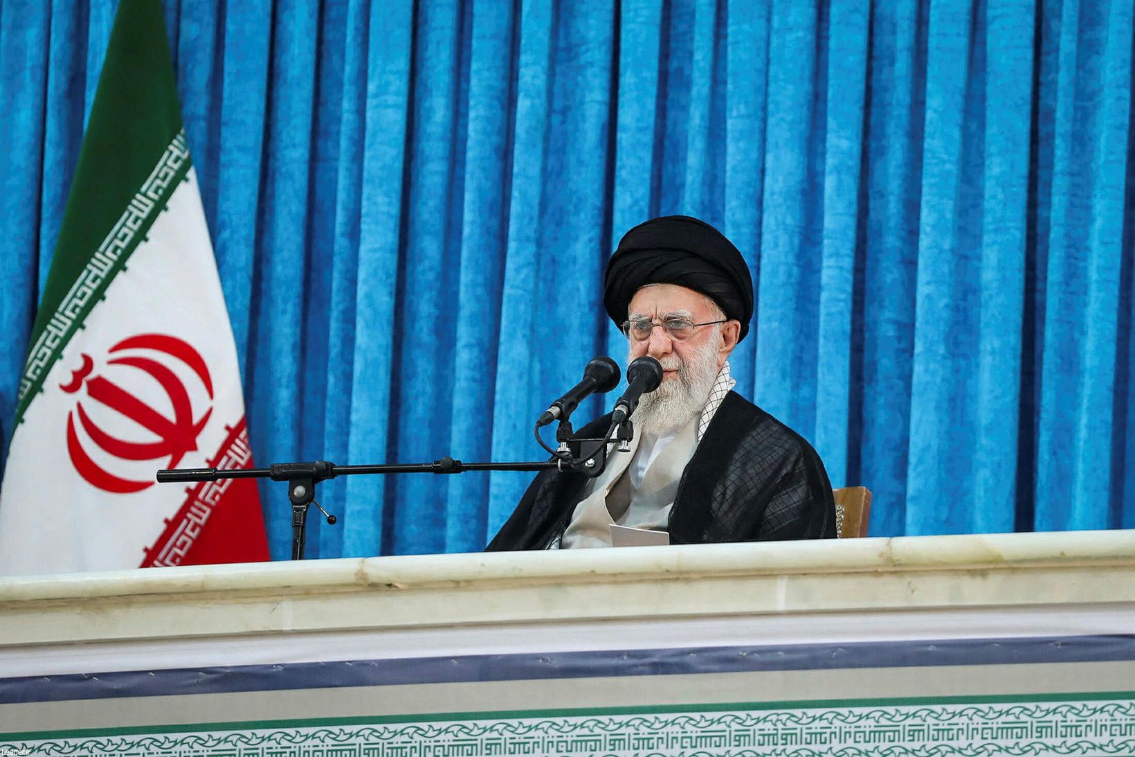 Ali Khameini, æðstiklerk­ur Írans. Klerka­stjórn­in hét því strax að bregðast …