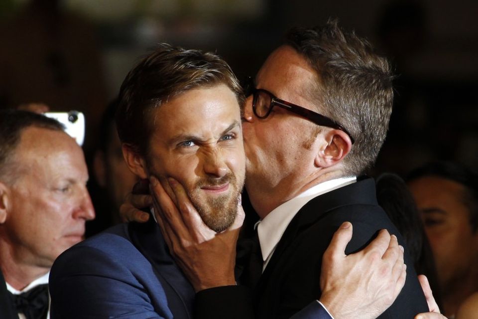 Ryan Gosling fær koss frá leikstjóranum Nicolas Winding Refn í Cannes árið 2011 en þeir …