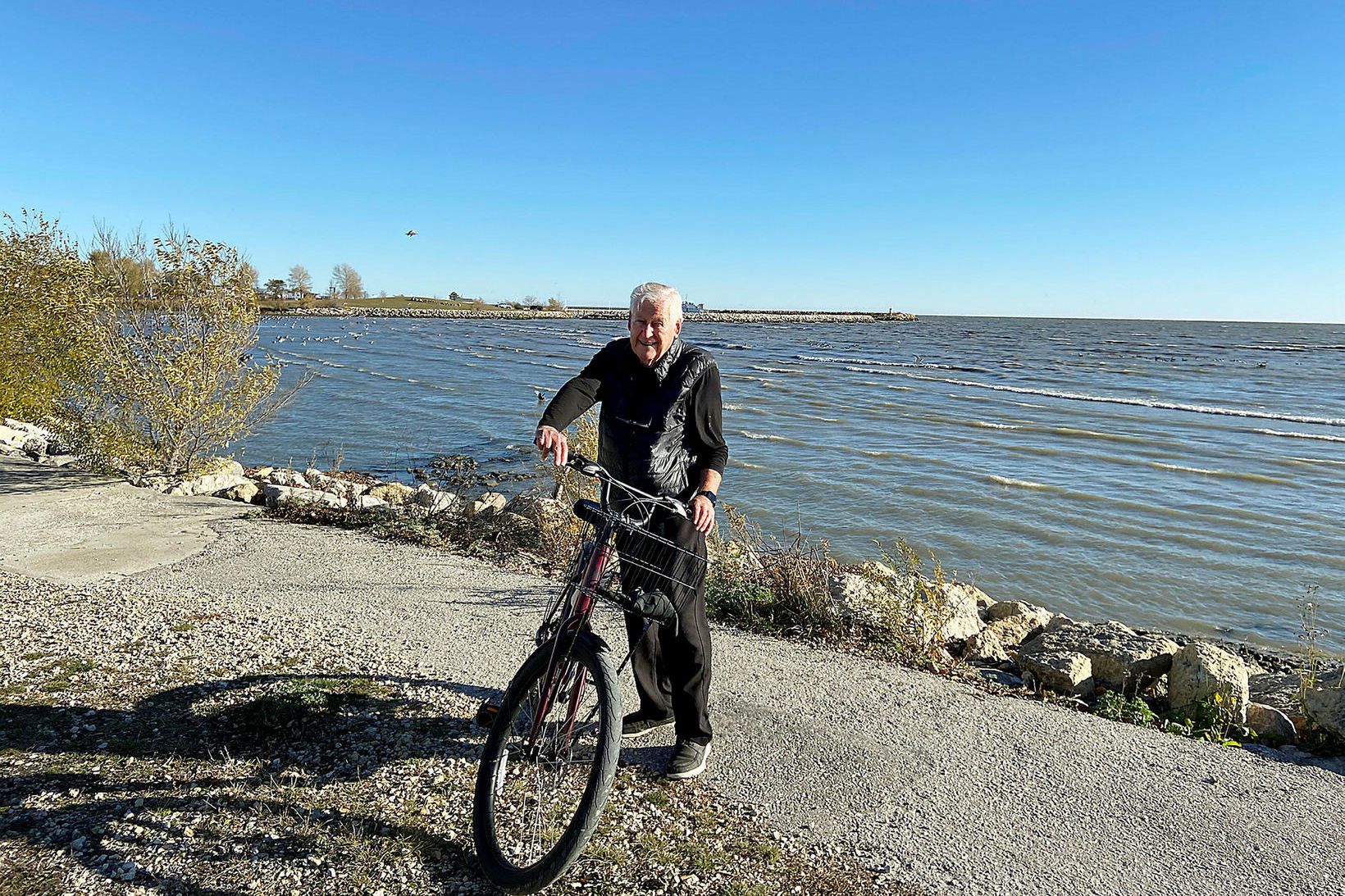 Við Winnipeg-vatn. Irvin Hjálmar fer í hjólaferðir þrisvar á dag.