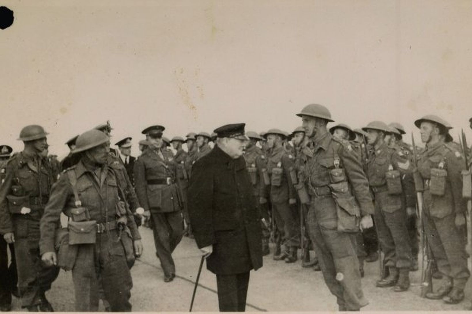 Winston Churchill ásamt breskum hermönnum í Reykjavík.