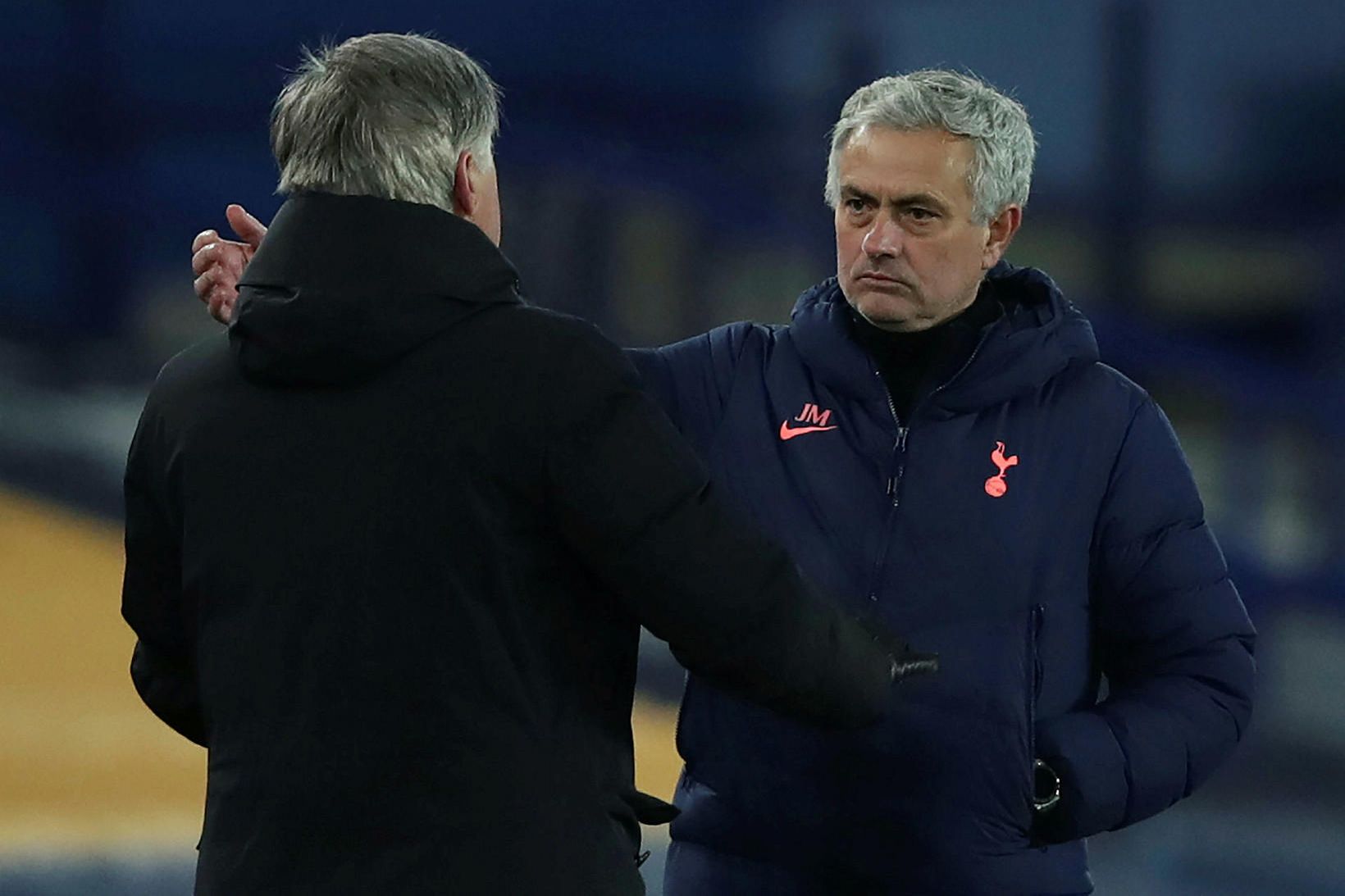 José Mourinho, knattspyrnustjóri Tottenham Hotspur, þakkar Carlo Ancelotti, knattspyrnustjóra Everton, …