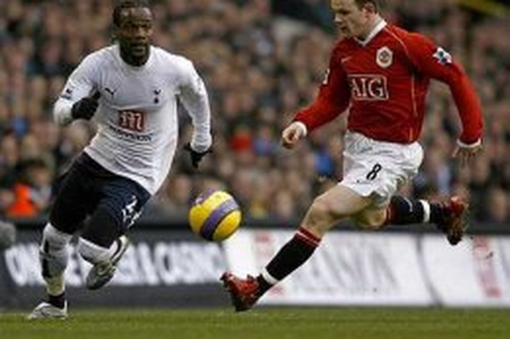 Pascal Chimbonda og Wayne Rooney eigast við á White Hart …