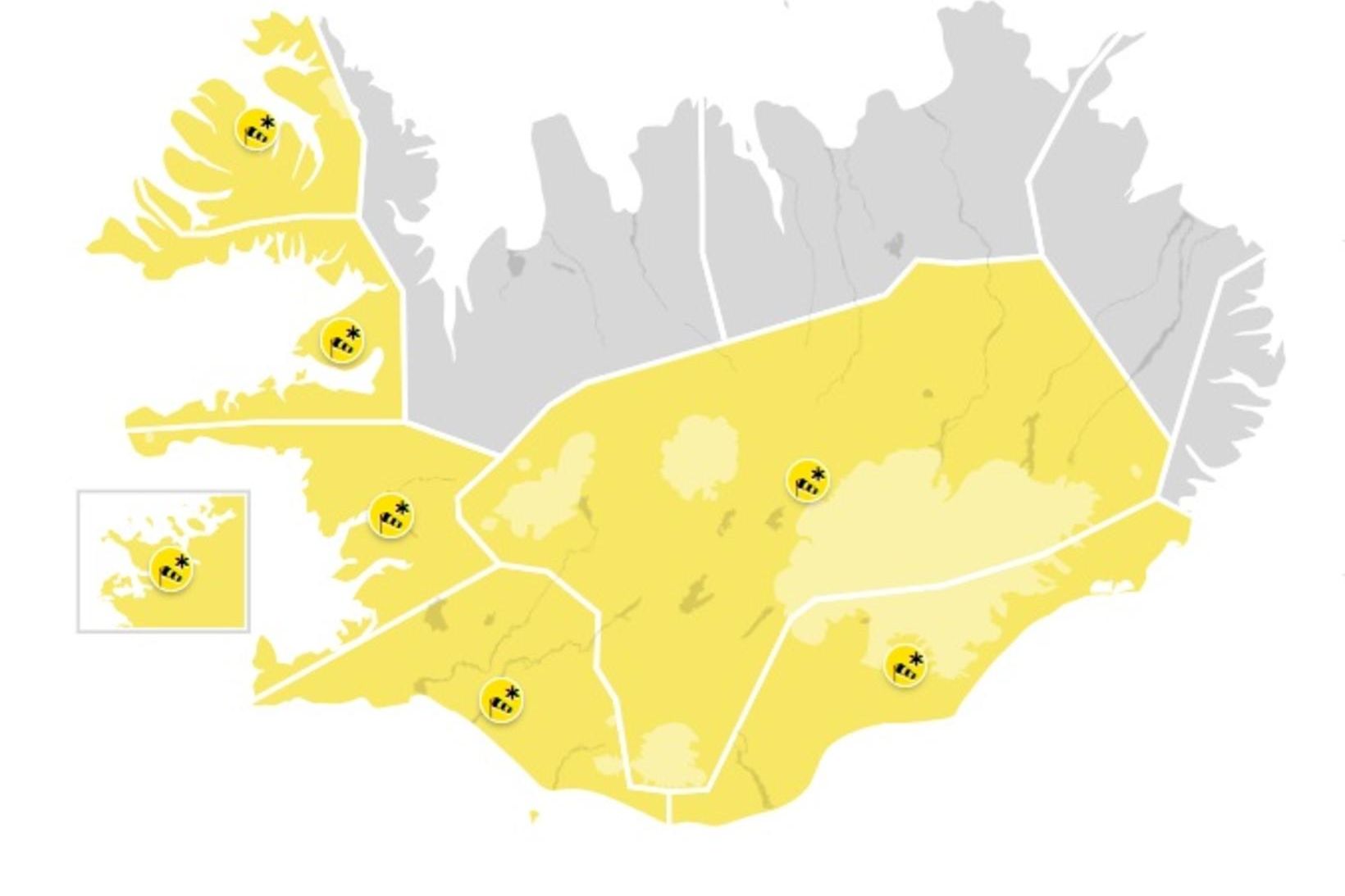 Gular viðvaranir taka gildi víða um land síðar í dag.