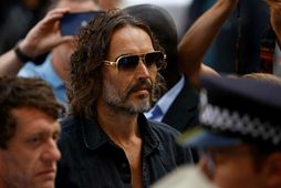 Russell Brand var umkringdur ljósmyndurum er hann mætti fyrir dóm í Lundúnum í dag.