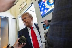 Donald Trump ræðir við blaðamenn um borð í forsetaflugvélinni. Það kemur í ljós hvort hann …