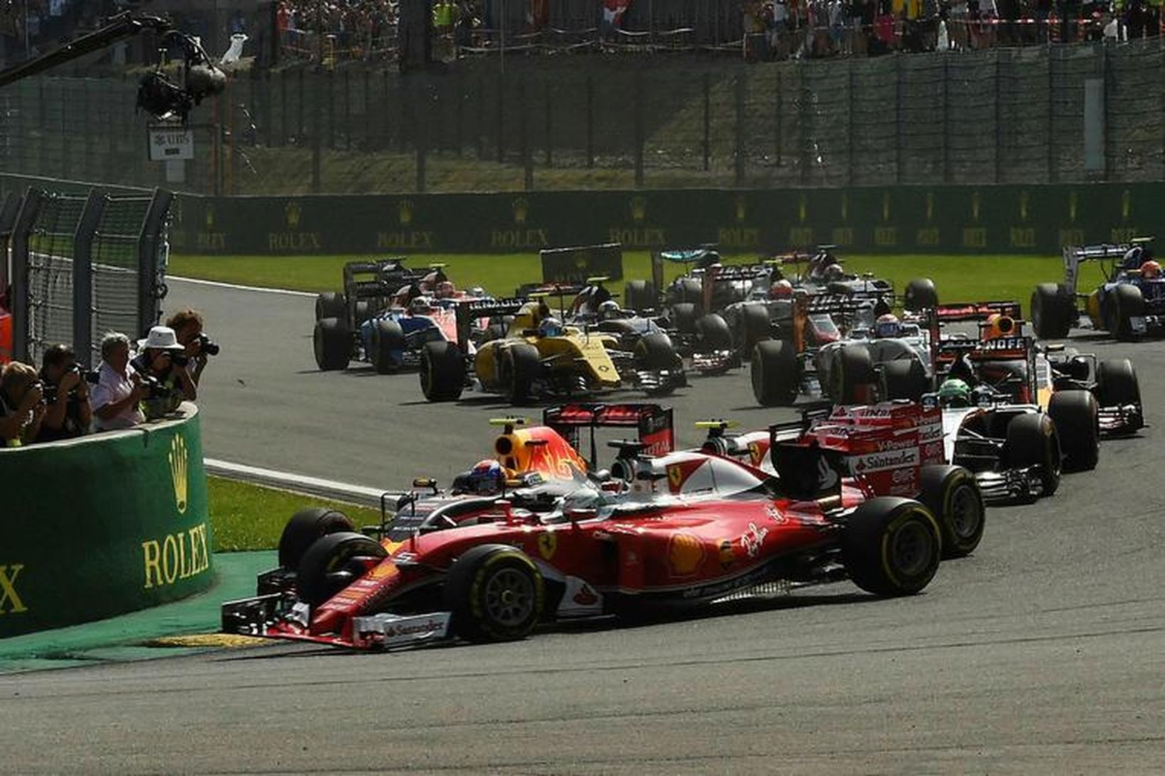Átök Max Verstappen og ökumanna Ferrari byrjuðu í fyrstu beygju …
