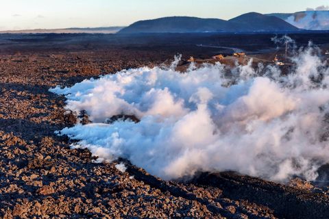 Í dag er slétt ár liðið frá því fjórða eldgosið í goshrinunni við Sundhnúkagígaröðina hófst.