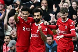 Luis Díaz, Mohamed Salah og Conor Bradley fagna sigurmarki Salah.