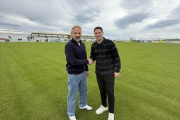 Lárus Orri Sigurðsson og Ingimar Elí Hlynsson, framkvæmdarstjóri ÍA, takast í hendur á heimavelli ÍA.