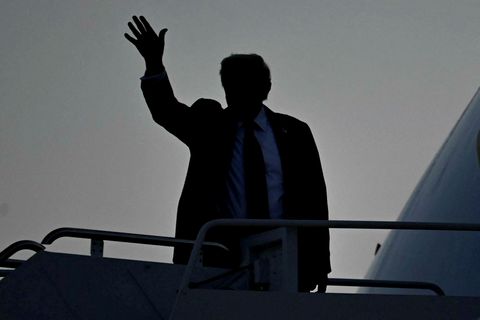 Funda forsetarnir fram í rökkur? Donald Trump Bandaríkjaforseti veifar í kveðjuskyni við brottför sína frá …