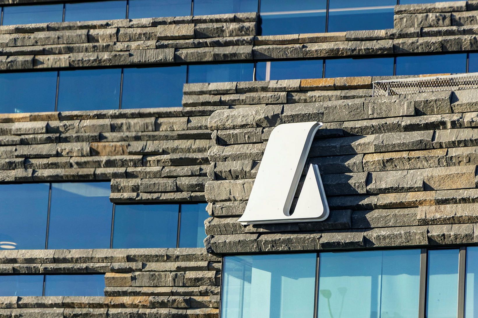 Landsbankinn liggur enn undir feldi