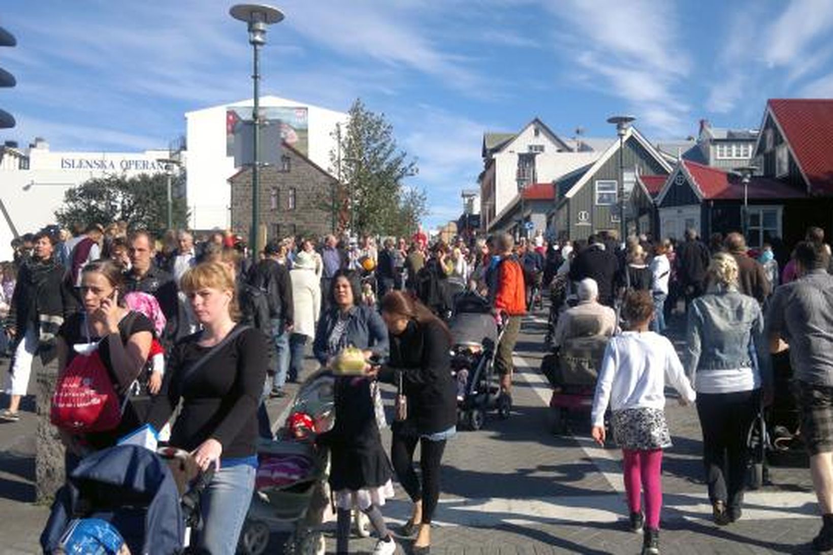 Mikill mannfjöldi er nú í miðborg Reykjavíkru á Menningarnótt.