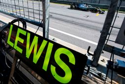 Lewis Hamilton ekur framhjá stjórnpalli Mercedes í tímatökunni í Spielberg.