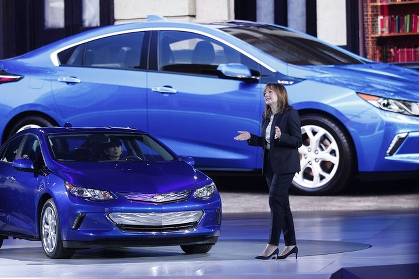 Mary Barra forstjóri General Motors kynnir nýja Voltinn í Detroit.