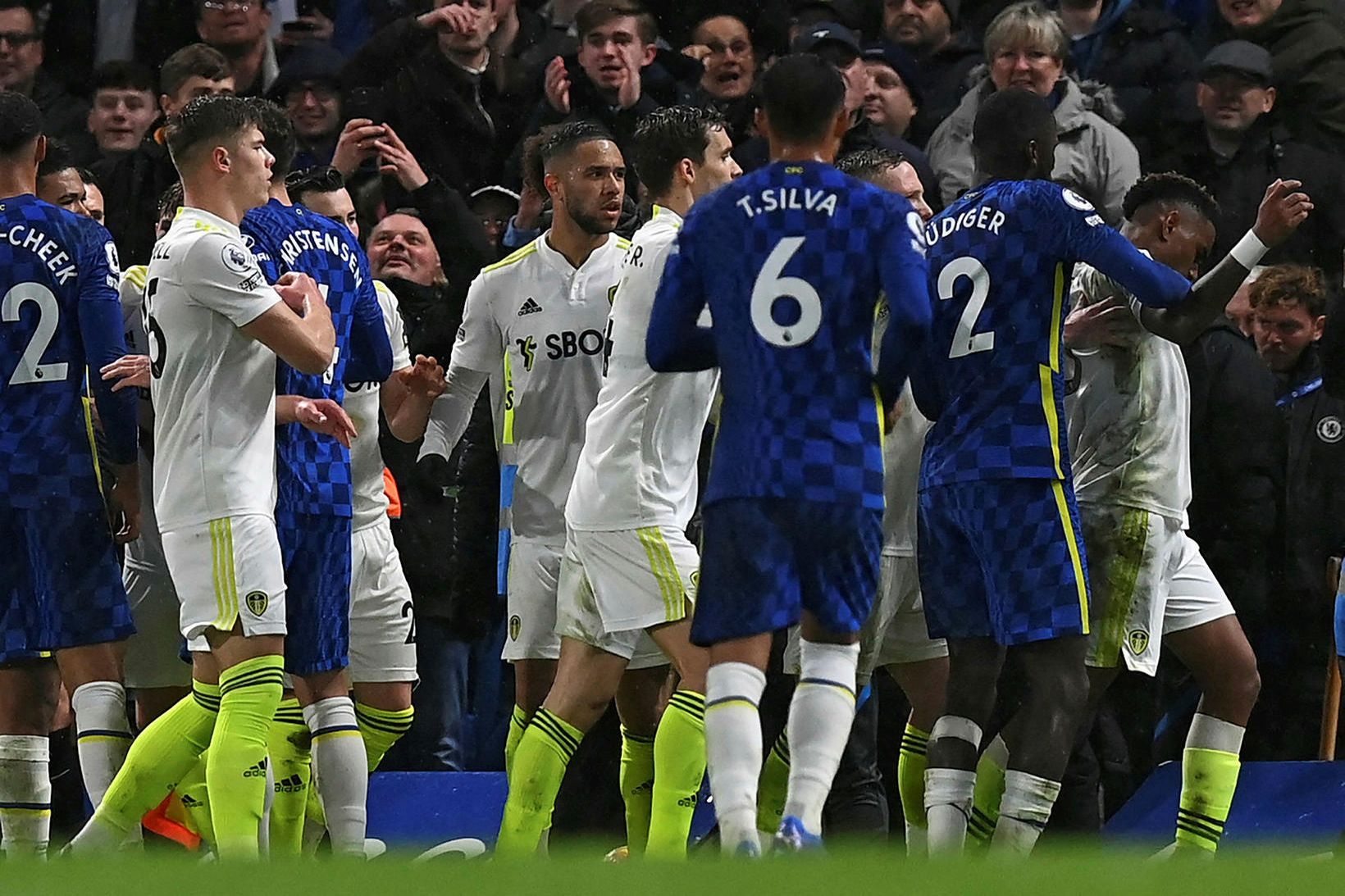 Leikmenn Chelsea og Leeds United eiga í orðaskiptum í leiknum …