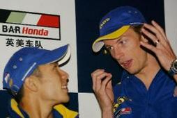 Jenson Button og Takuma Sato ræða saman í Sjanghæ í dag.