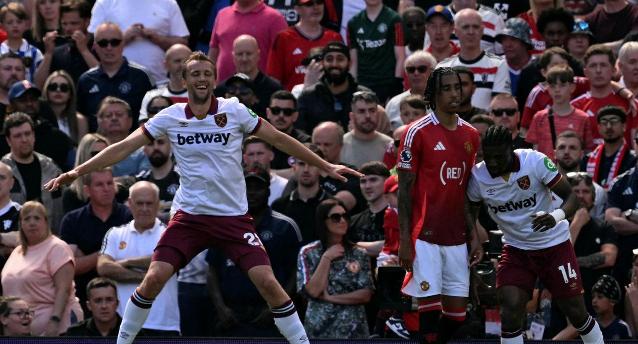 Tomas Soucek fagnar eftir að hafa komið West Ham yfir gegn Manchester United á Old …