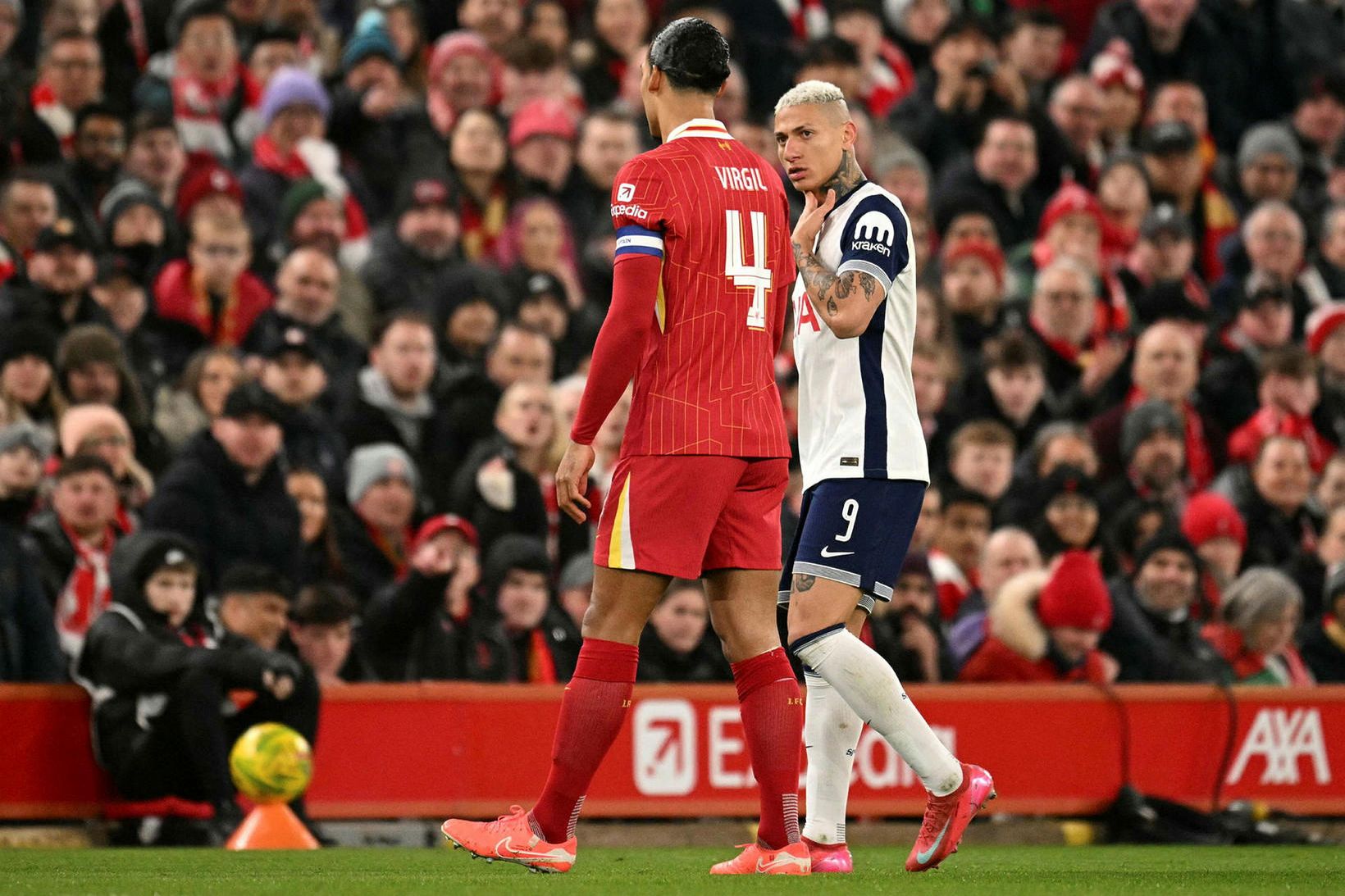 Virgil van Dijk, fyrirliði Liverpool, ræðir við Richarlison sóknarmann Tottenham.