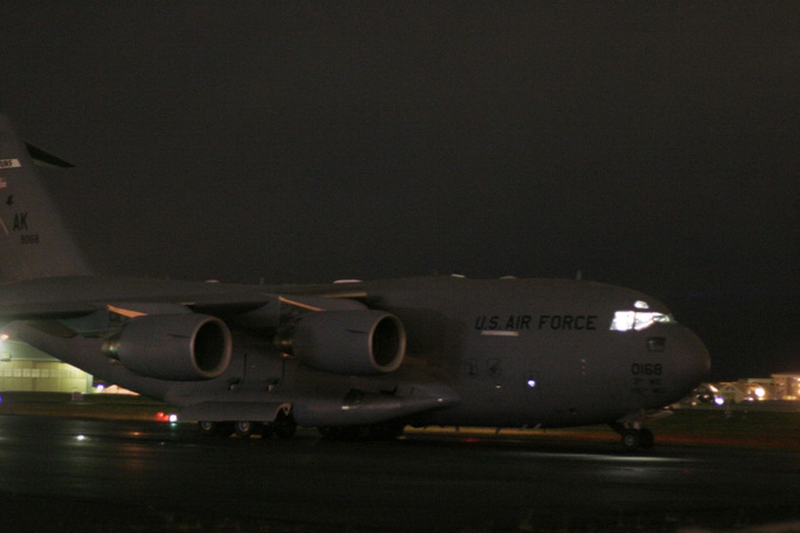 Boeing C-17 Globemaster III á Reykjavíkurflugvelli í kvöld.