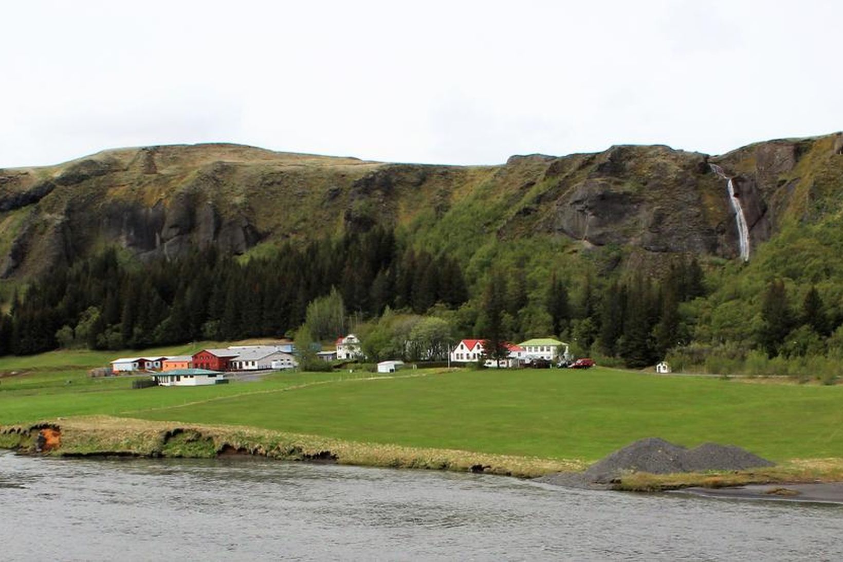 Hringveginum hefur verið lokað vegna óveðurs.