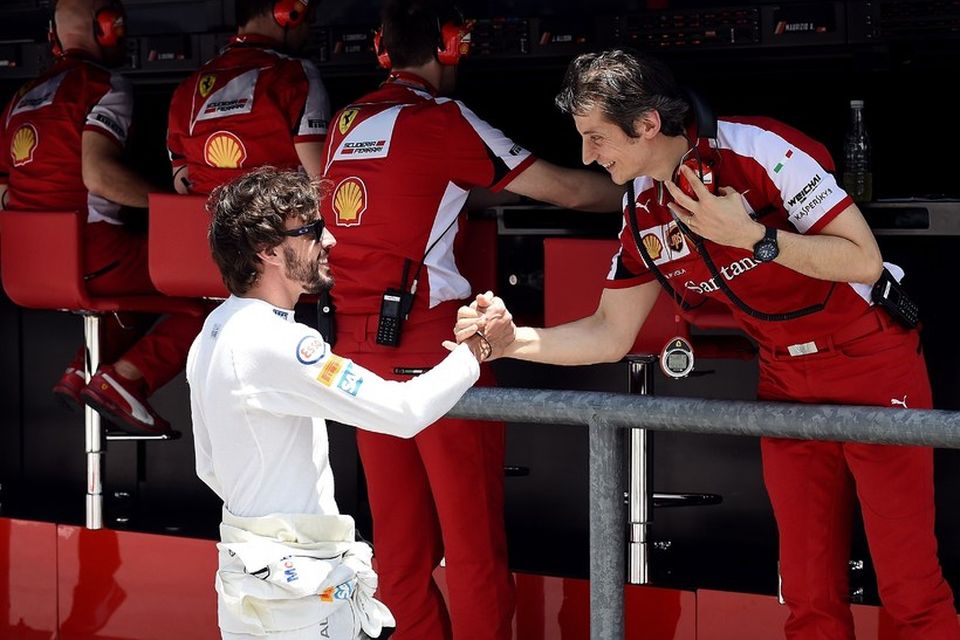 Fernando Alonso heilsaði upp á gamla samstarfsmenn hjá Ferrari í Sepang í dag.