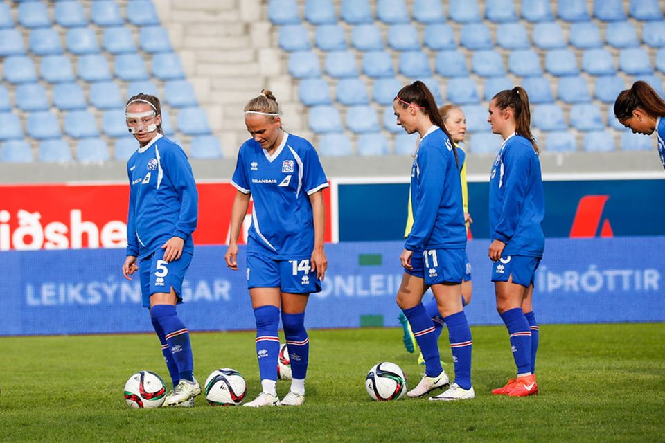 Gunnhildur Jónsdóttir, Málfriður Erna Sigurðardóttir, Hallbera Gísladóttir, Fanndís Friðriksdóttir og Sara Björk Gunnarsdóttir koma sér …