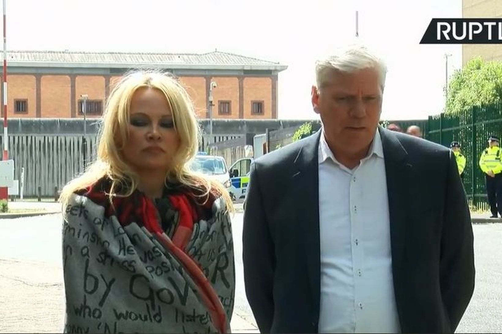Pamela Anderson og Kristinn Hrafnsson fyrir utan öryggisfangelsið þar sem …